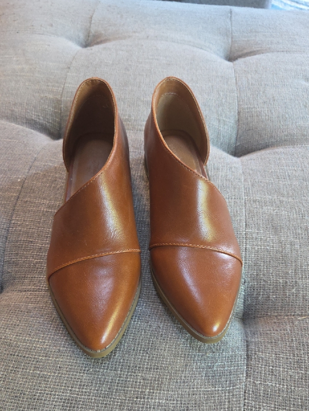 Universal Thread Women's Tan Pointed Toe Slip-On Flats